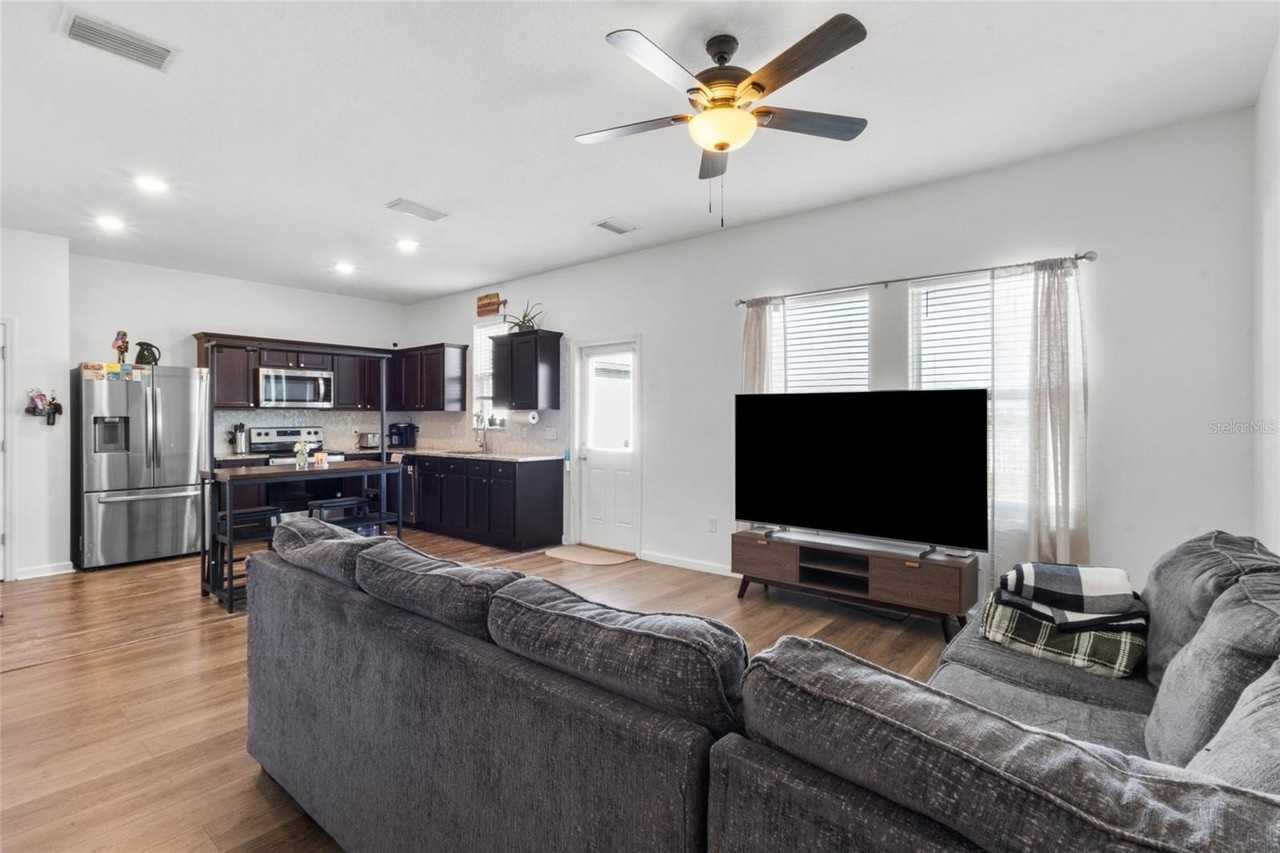 831 Sunlit Coral St - Photo 5 of 29