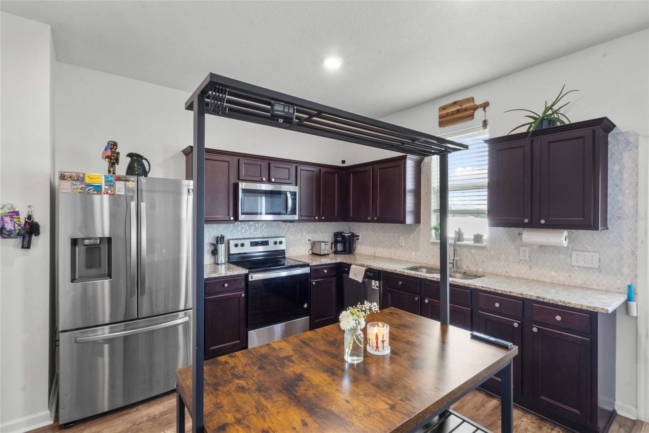 831 Sunlit Coral St - Photo 6 of 29