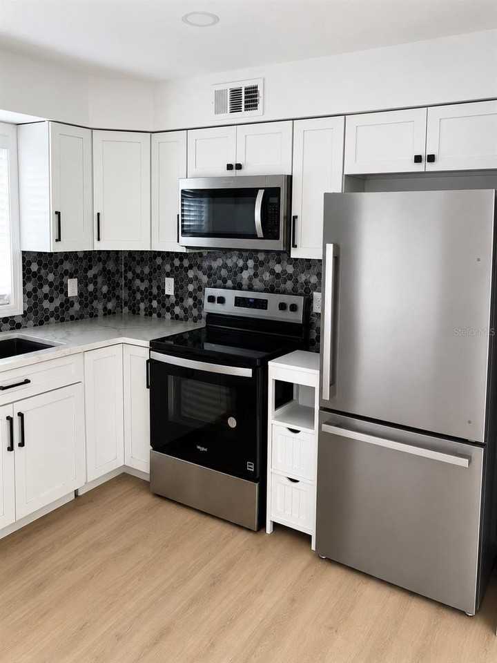 4011 Helena St Ne - Photo 4 of 4
