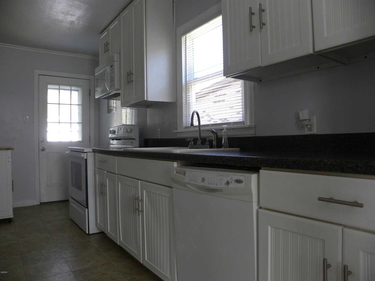 2058 South Dr - Photo 6 of 25