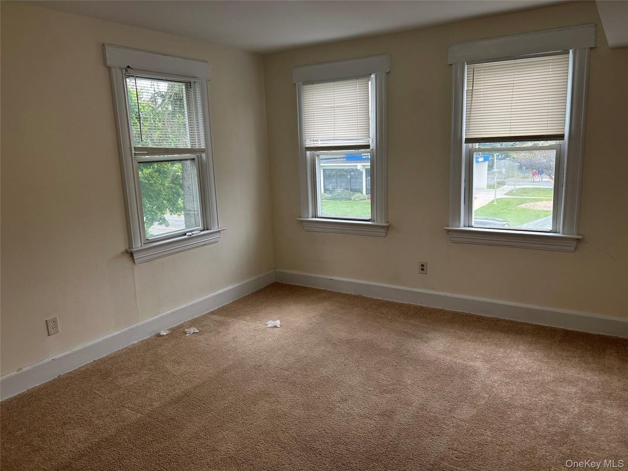 265 Conklin St - Photo 3 of 9