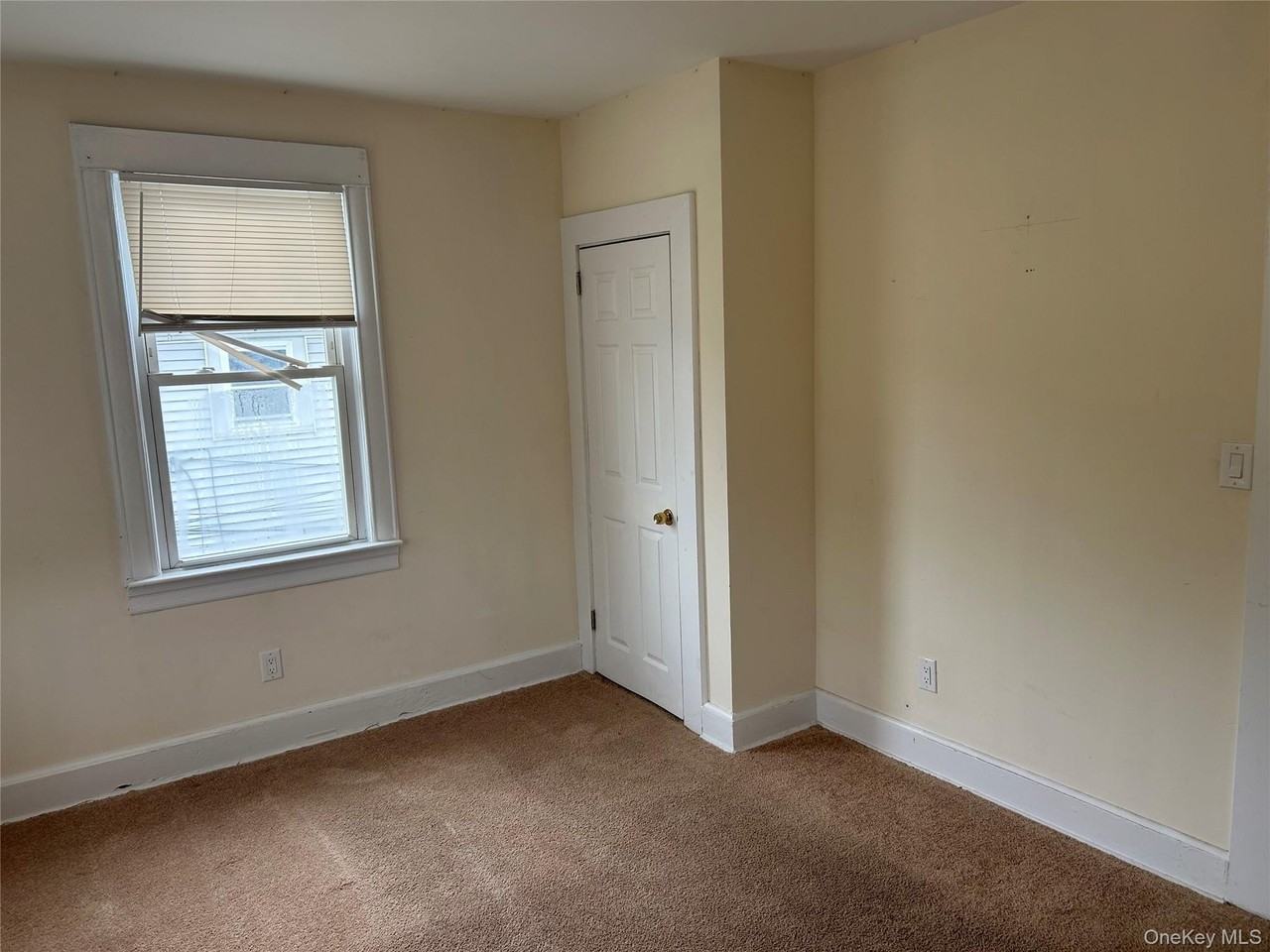 265 Conklin St - Photo 4 of 9