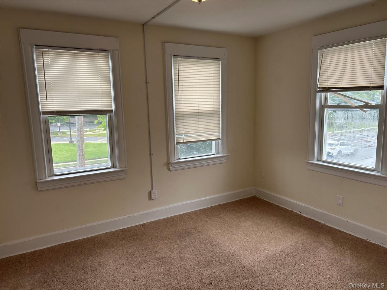 265 Conklin St - Photo 5 of 9
