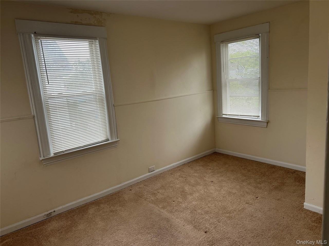 265 Conklin St - Photo 6 of 9