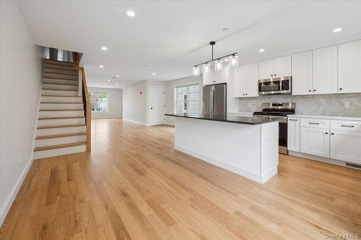 89 Crystal St - Photo 3 of 15
