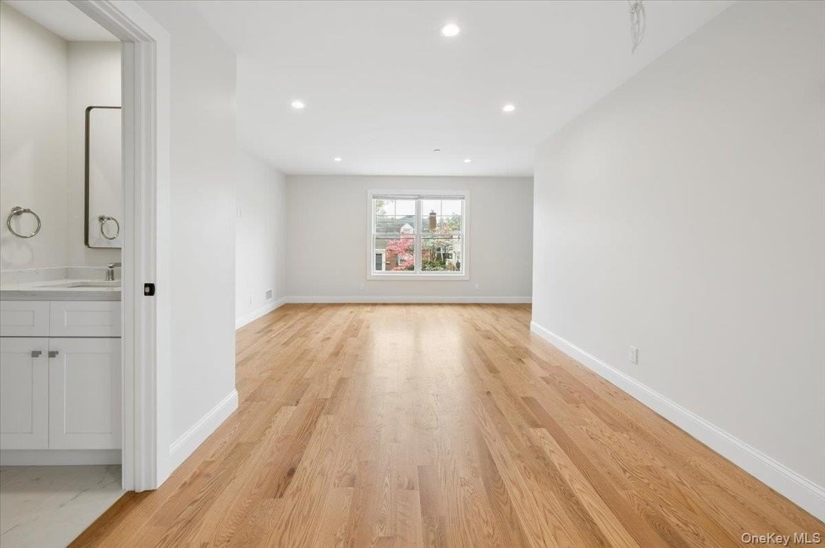 89 Crystal St - Photo 7 of 15