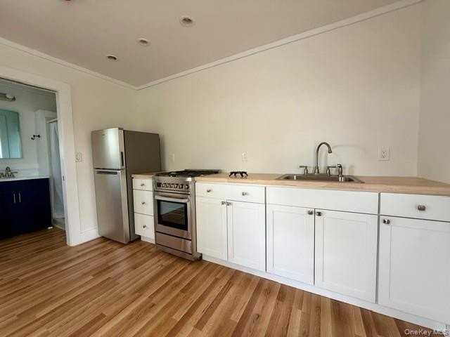 201 Franklin St - Photo 3 of 8