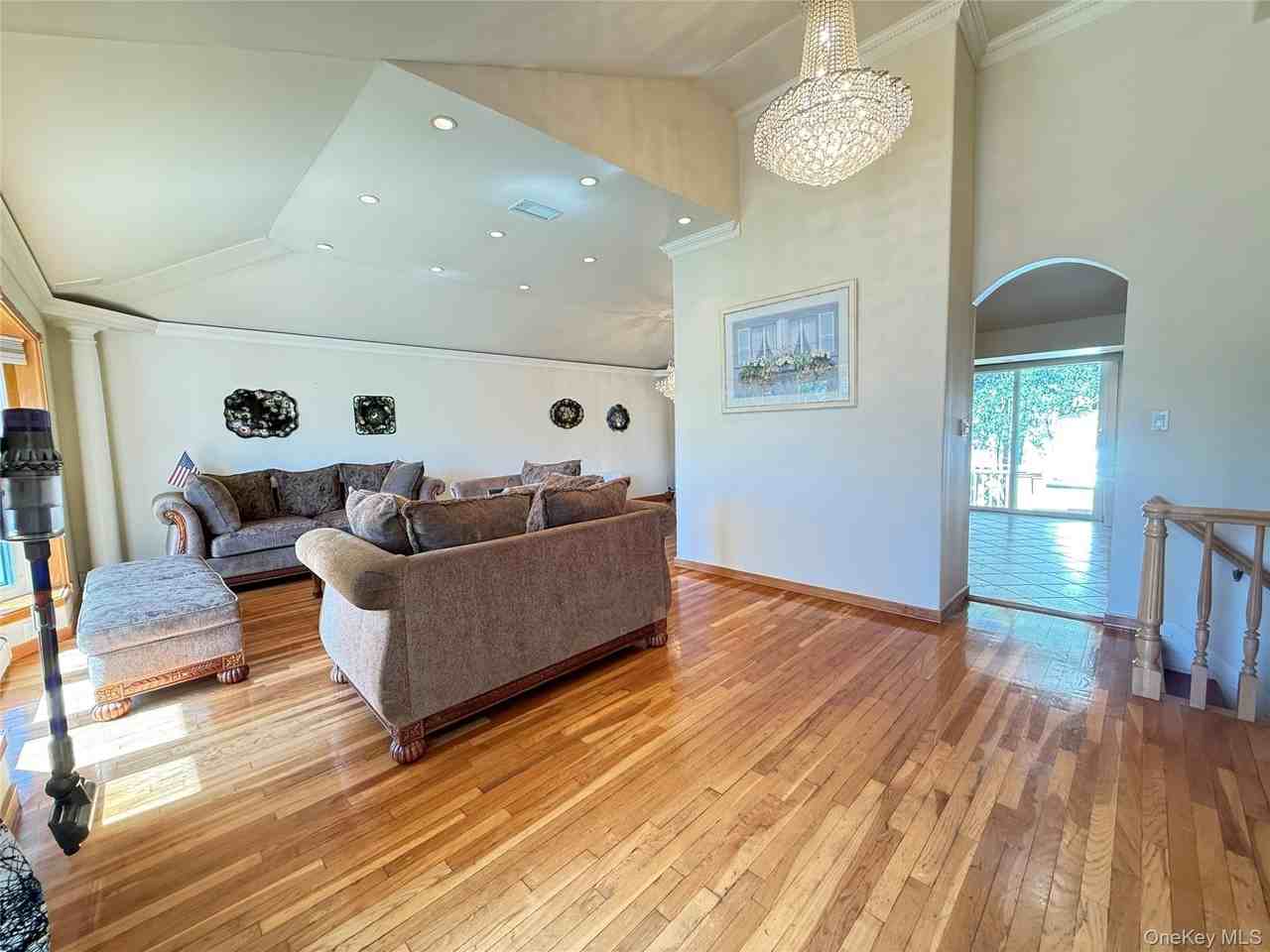 14 Millpond St - Photo 3 of 35
