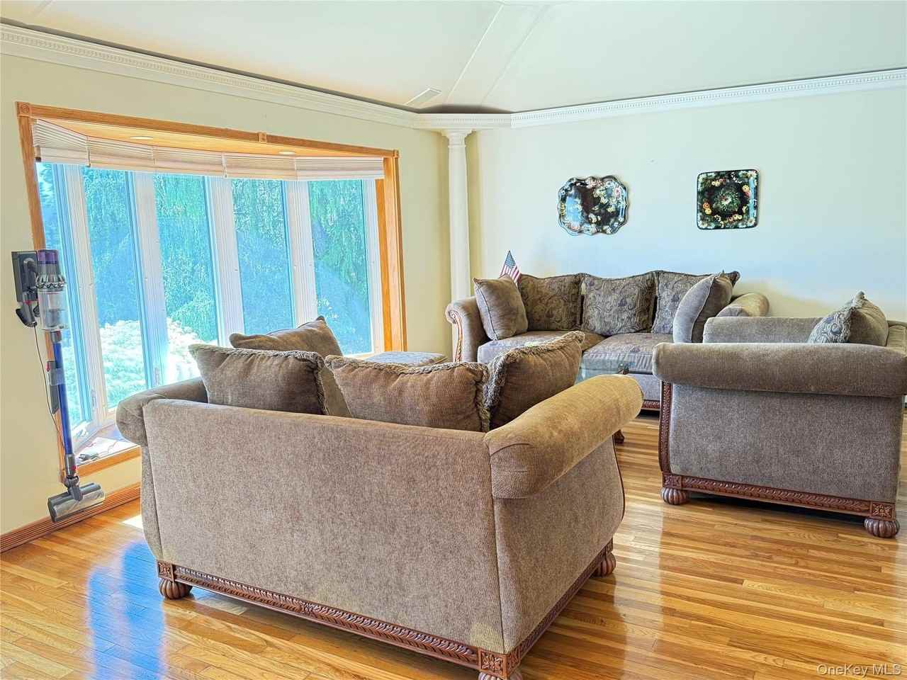 14 Millpond St - Photo 4 of 35