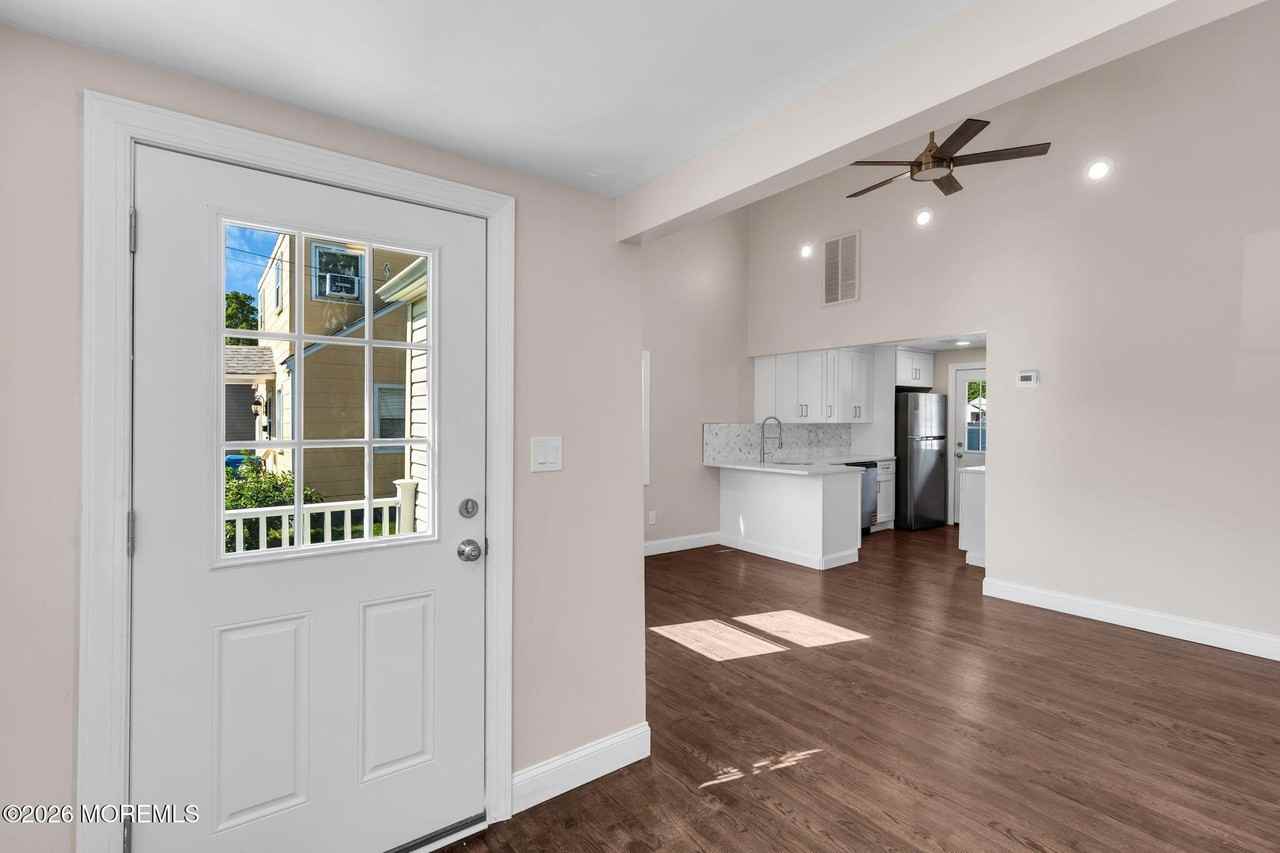71 Bay Ave - Photo 2 of 23
