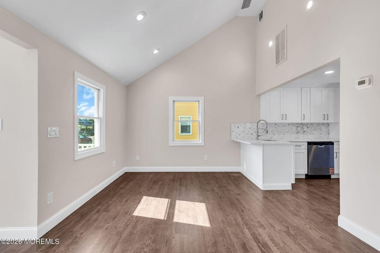 71 Bay Ave - Photo 3 of 23