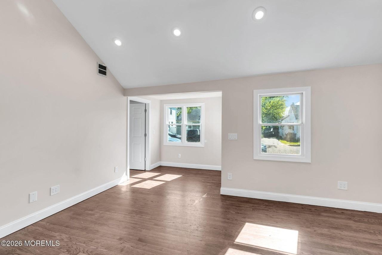71 Bay Ave - Photo 4 of 23