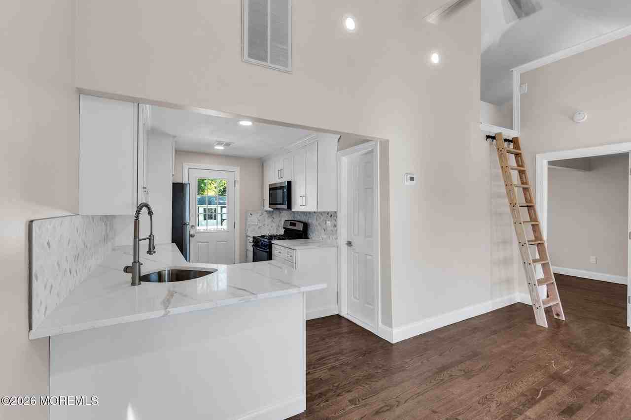 71 Bay Ave - Photo 6 of 23