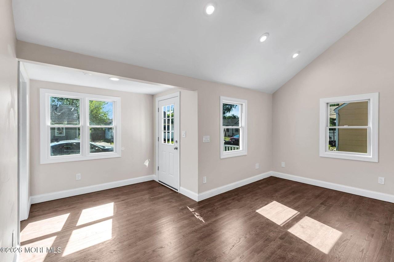 71 Bay Ave - Photo 7 of 23