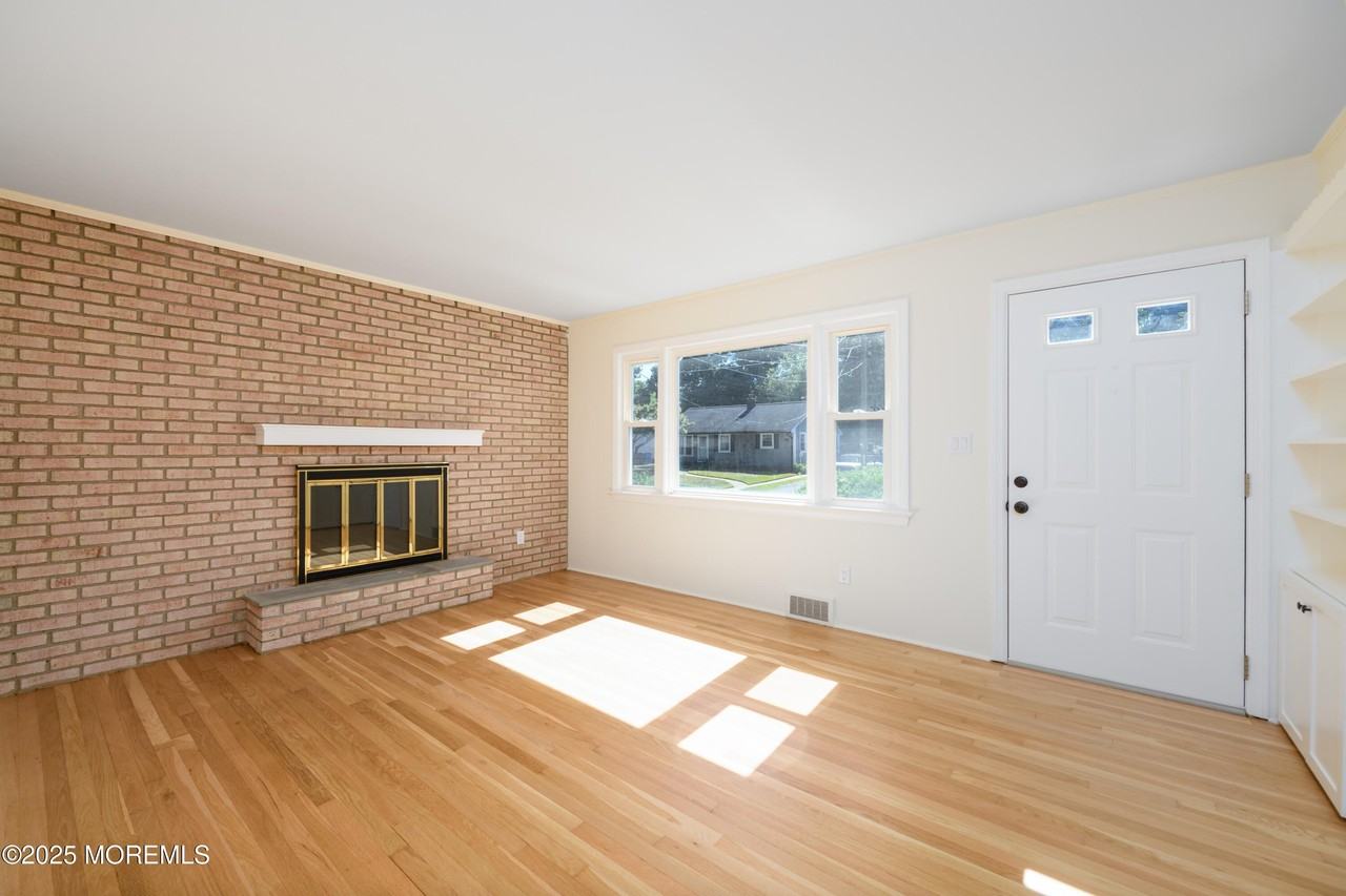 361 Meadowbrook Ave - Photo 3 of 20