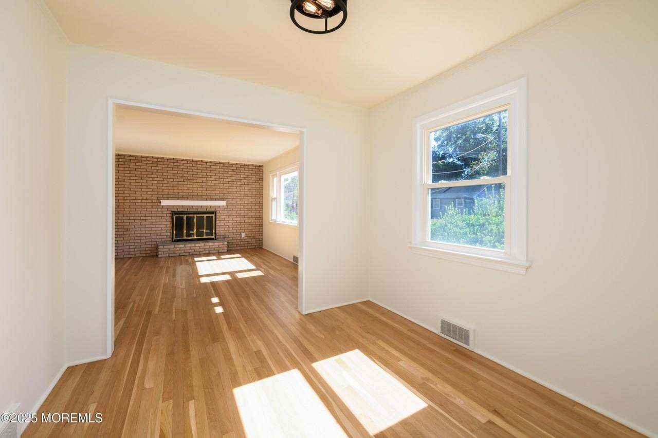 361 Meadowbrook Ave - Photo 5 of 20