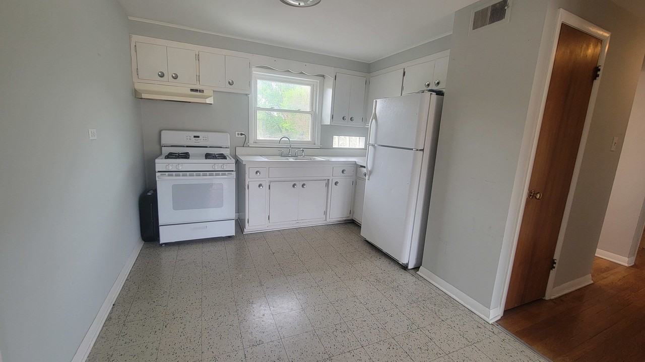11106 S Washtenaw Ave #2W - Photo 2 of 6