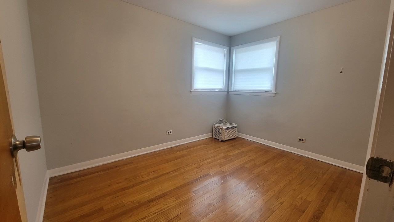 11106 S Washtenaw Ave #2W - Photo 5 of 6
