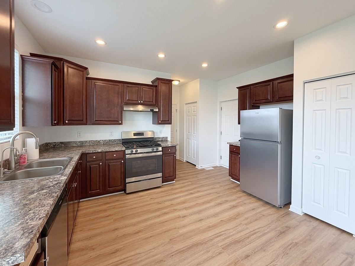 651 Olive Ln - Photo 4 of 19