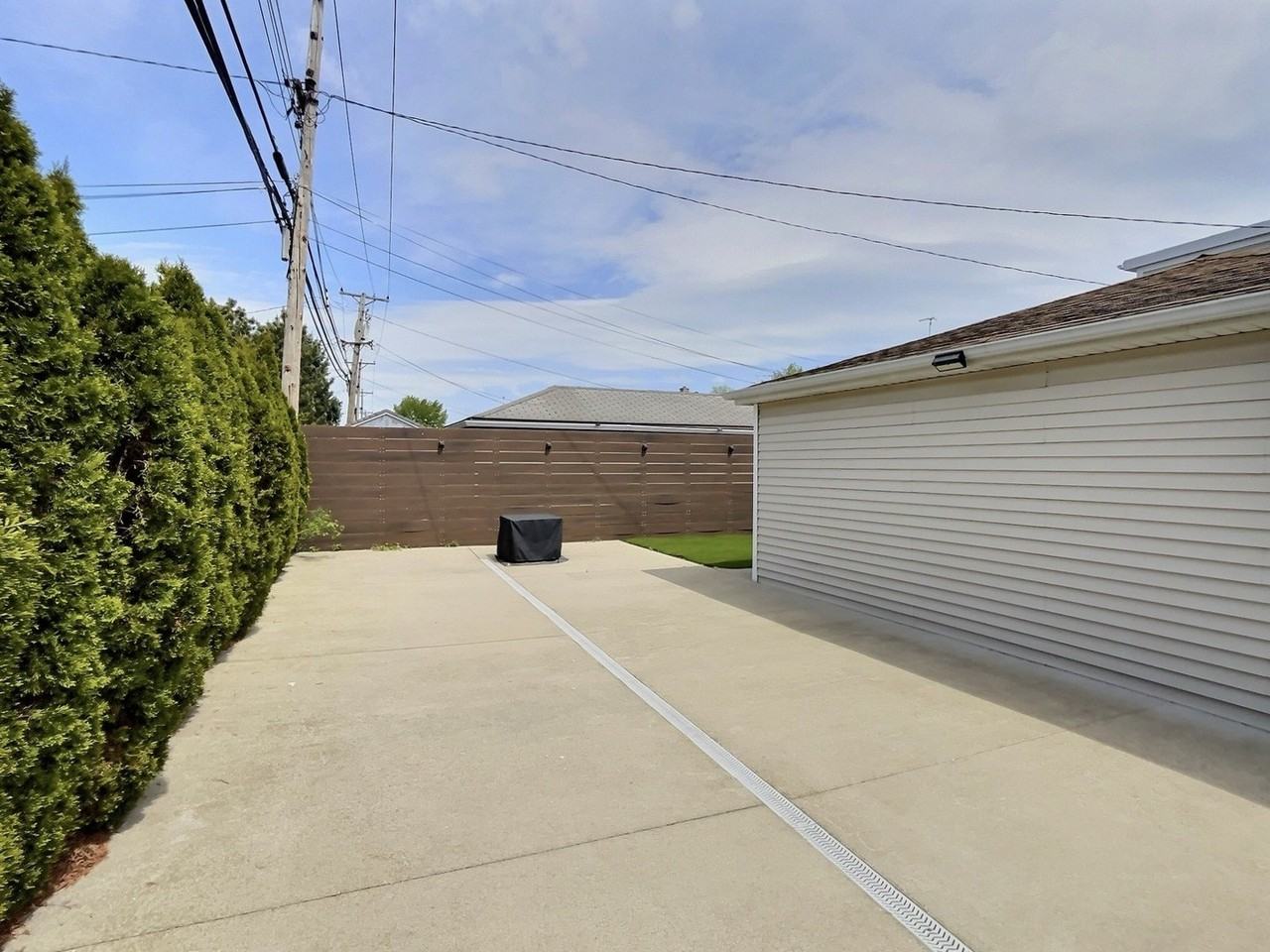 4908 N Nagle Ave - Photo 5 of 33