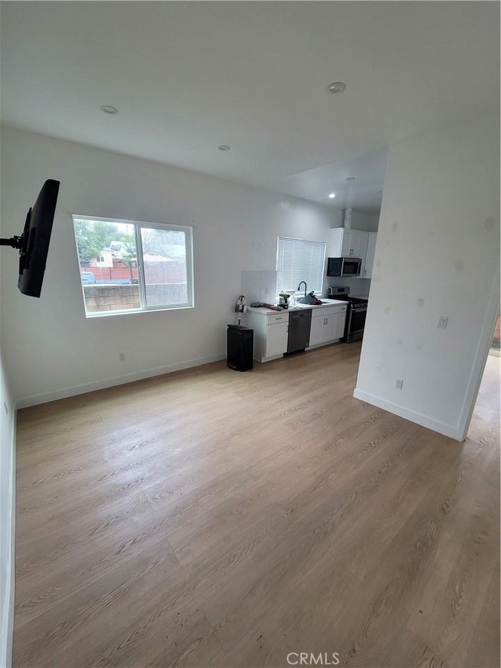 7103 Yarmouth Ave - Photo 5 of 10