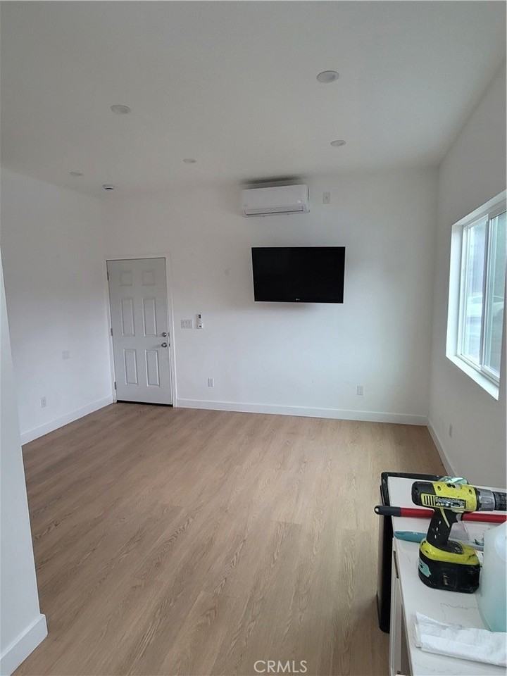 7103 Yarmouth Ave - Photo 6 of 10