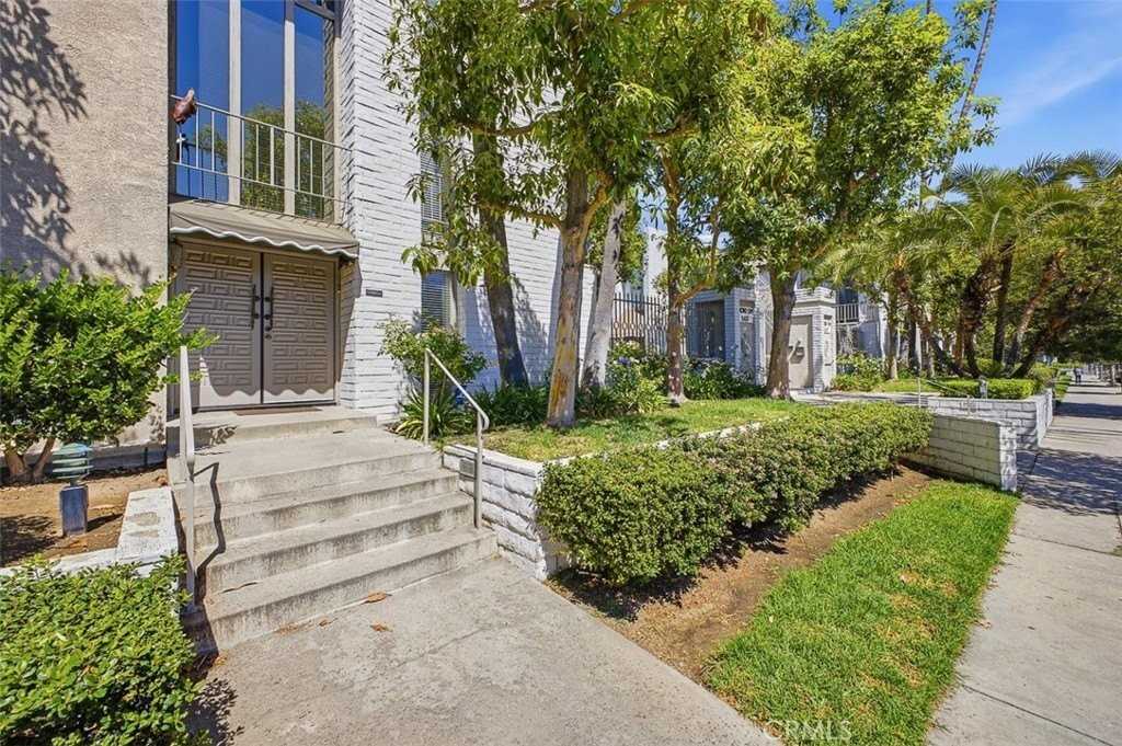 5305 White Oak Ave #D - Photo 2 of 32