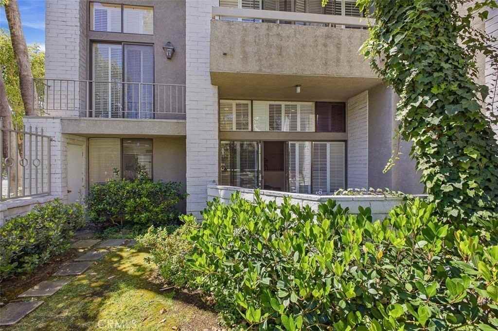 5305 White Oak Ave #D - Photo 4 of 32