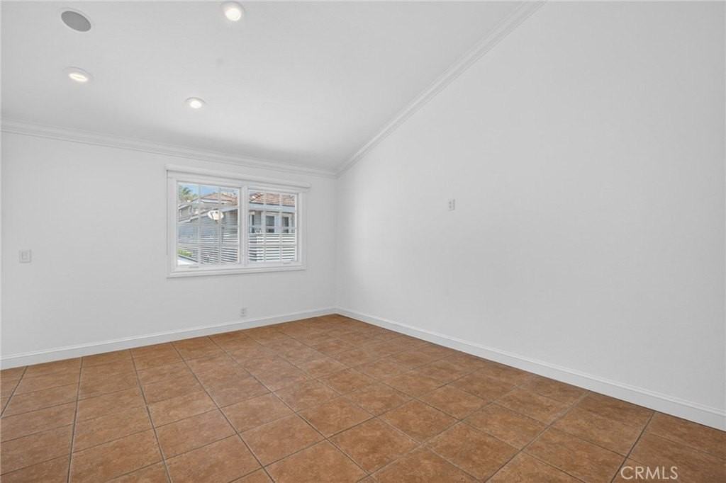 415 Heliotrope Ave - Photo 7 of 20