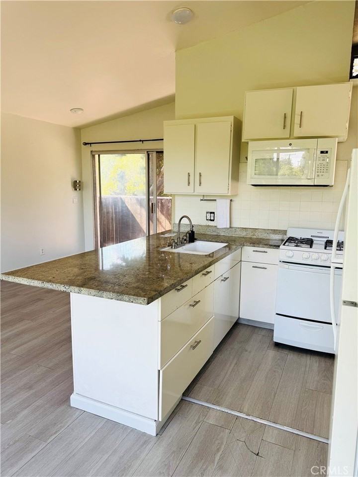 667 N Woods Ave - Photo 2 of 24