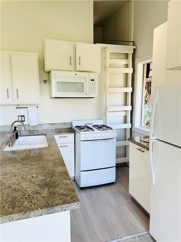 667 N Woods Ave - Photo 3 of 24