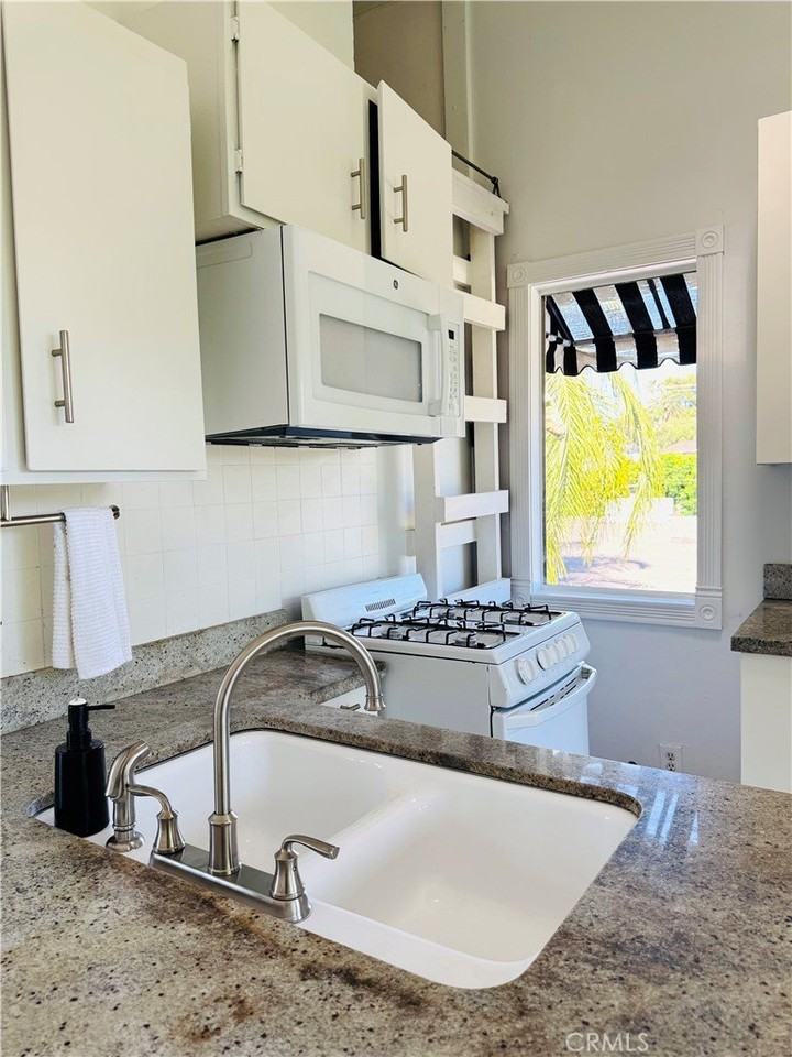 667 N Woods Ave - Photo 4 of 24