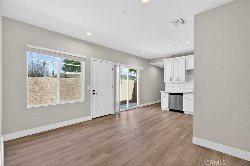 8412 Burnet Ave - Photo 3 of 20