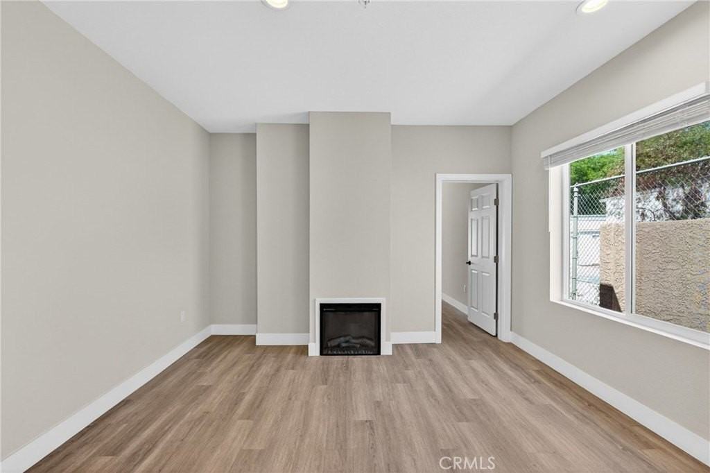 8412 Burnet Ave - Photo 4 of 20