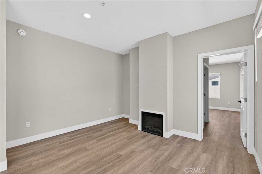 8412 Burnet Ave - Photo 5 of 20
