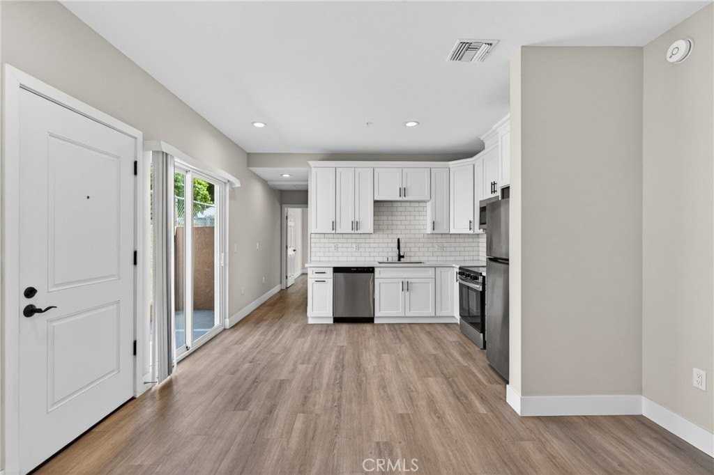 8412 Burnet Ave - Photo 6 of 20
