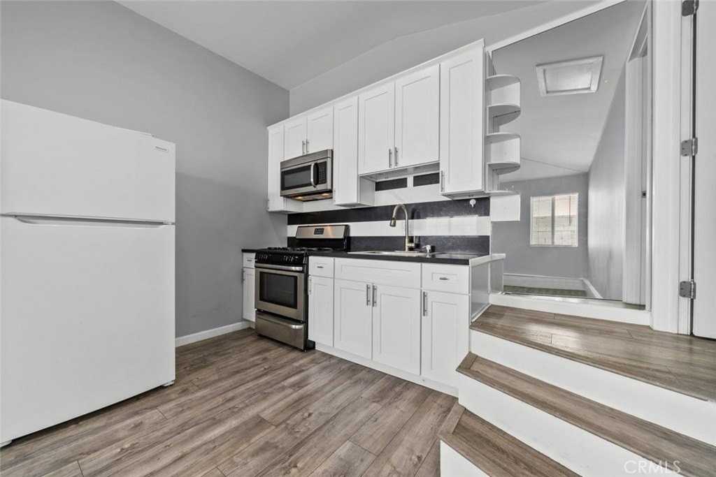 8447 Colbath Ave - Photo 7 of 15