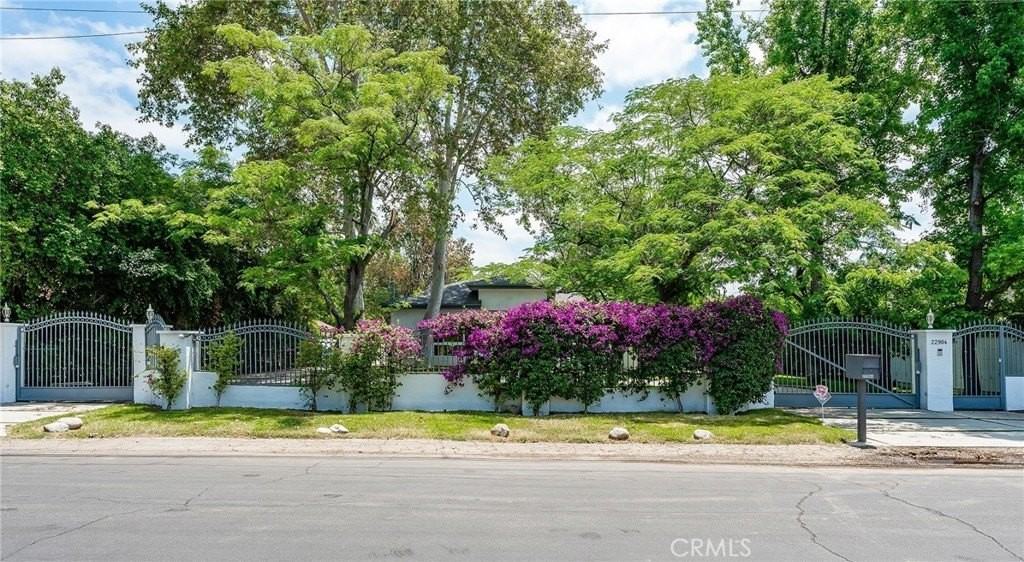 22904 Calvert St - Photo 4 of 50