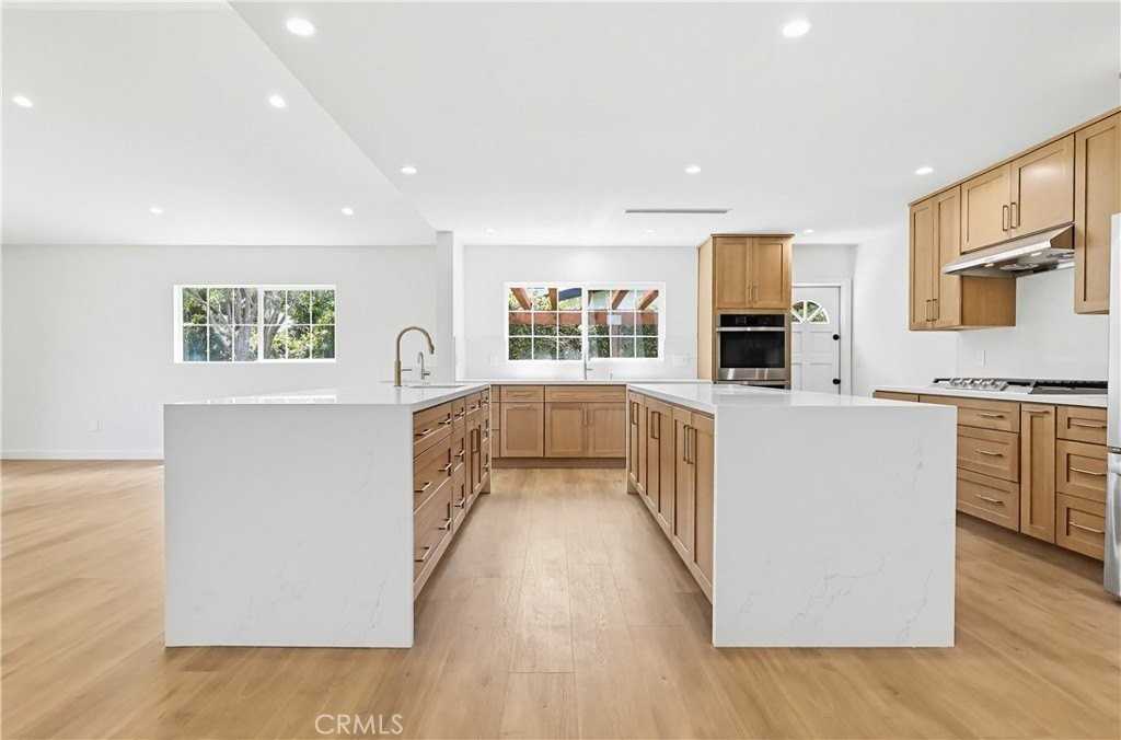 5440 Alcove Ave - Photo 7 of 43