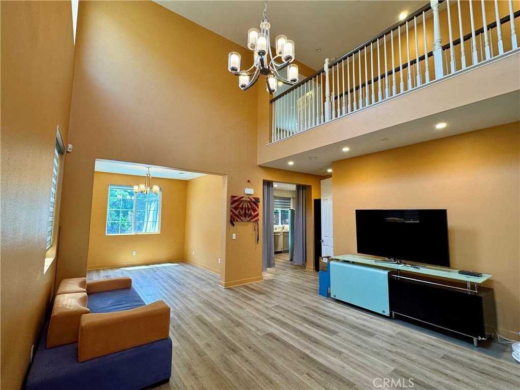 1154 Lucienne St - Photo 4 of 33
