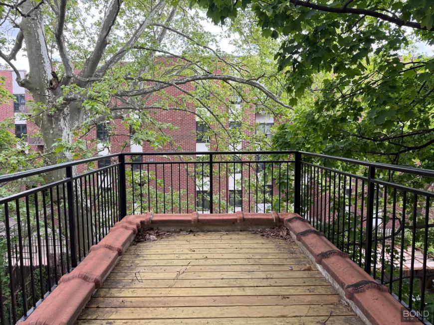588 Greene Ave - Photo 3 of 5