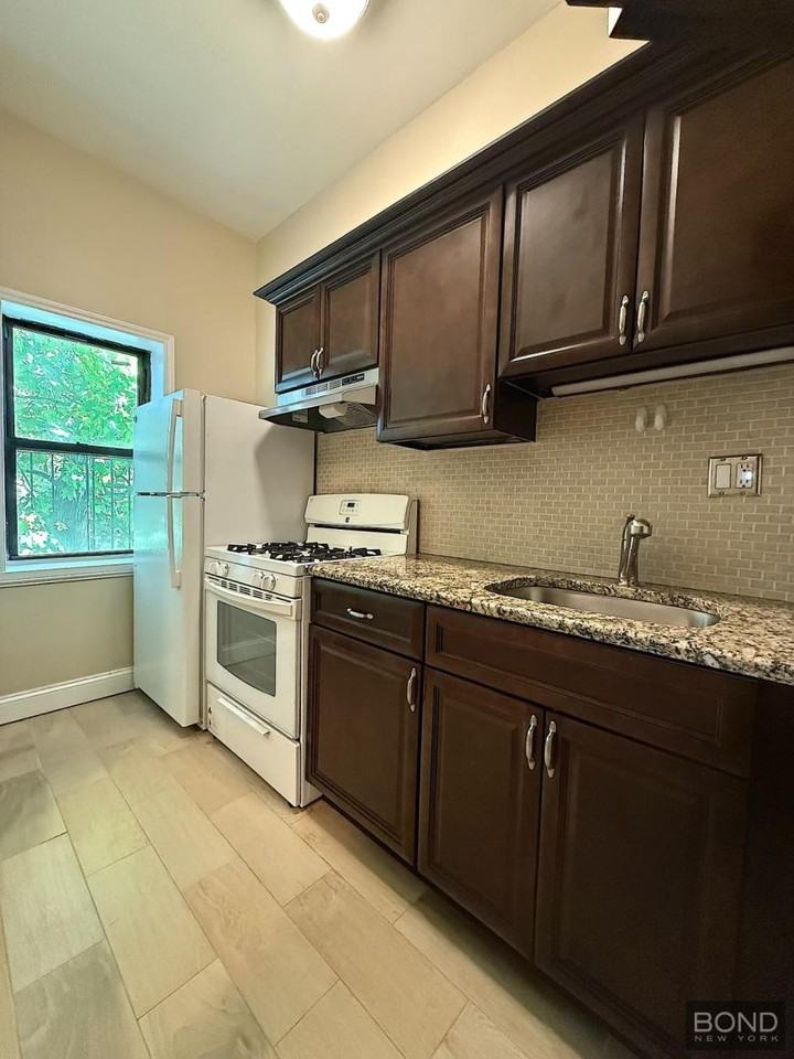 588 Greene Ave - Photo 4 of 5