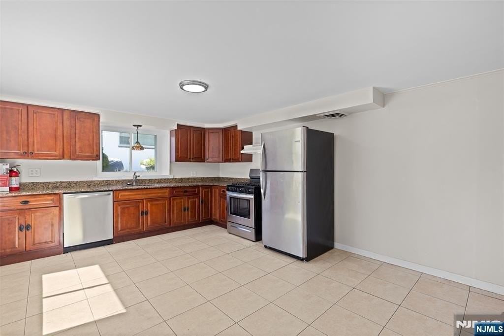 154 Ames St - Photo 2 of 12