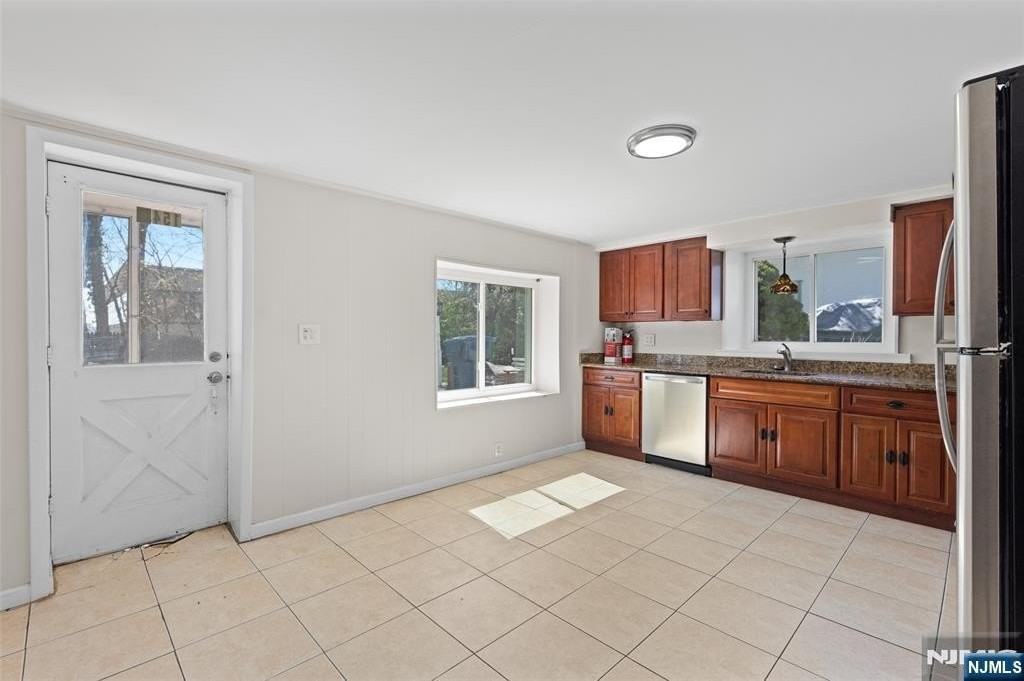 154 Ames St - Photo 3 of 12