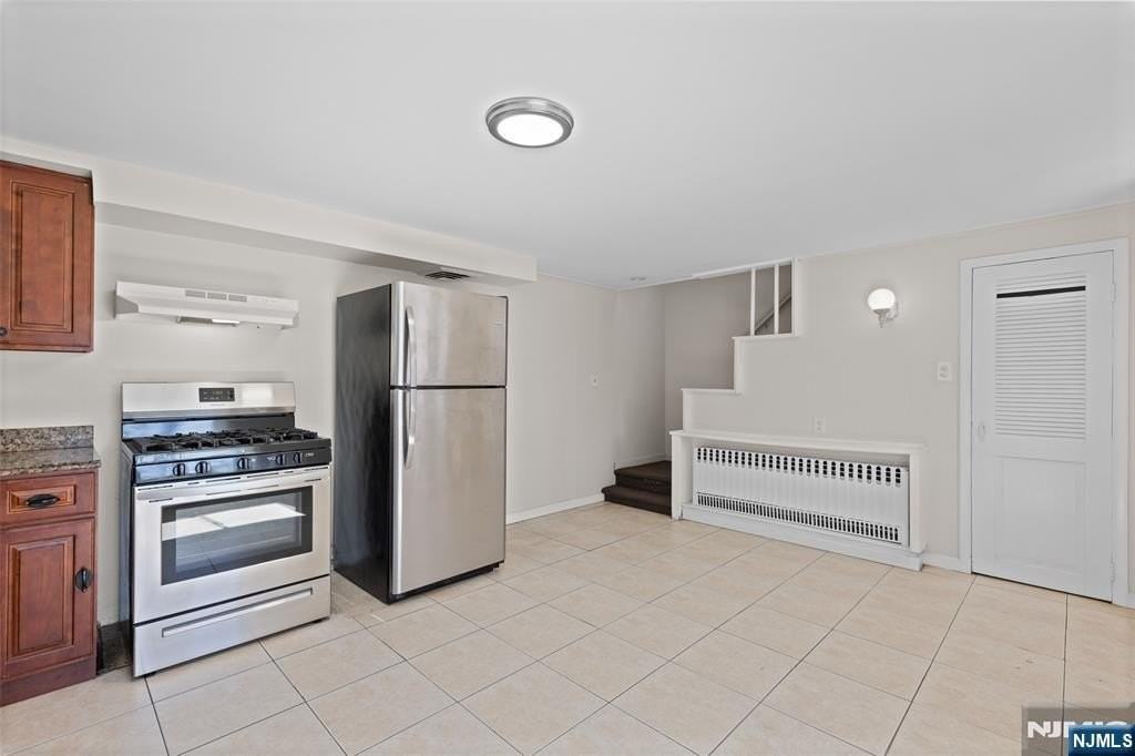 154 Ames St - Photo 4 of 12