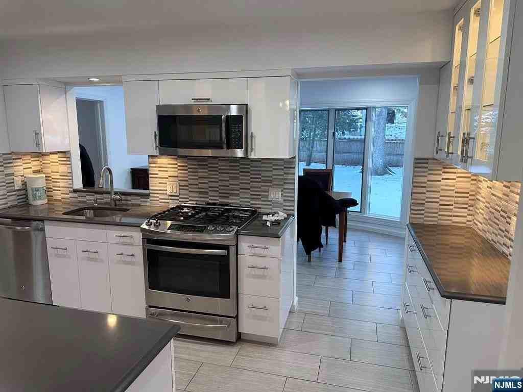 14 Louise Ln - Photo 3 of 24