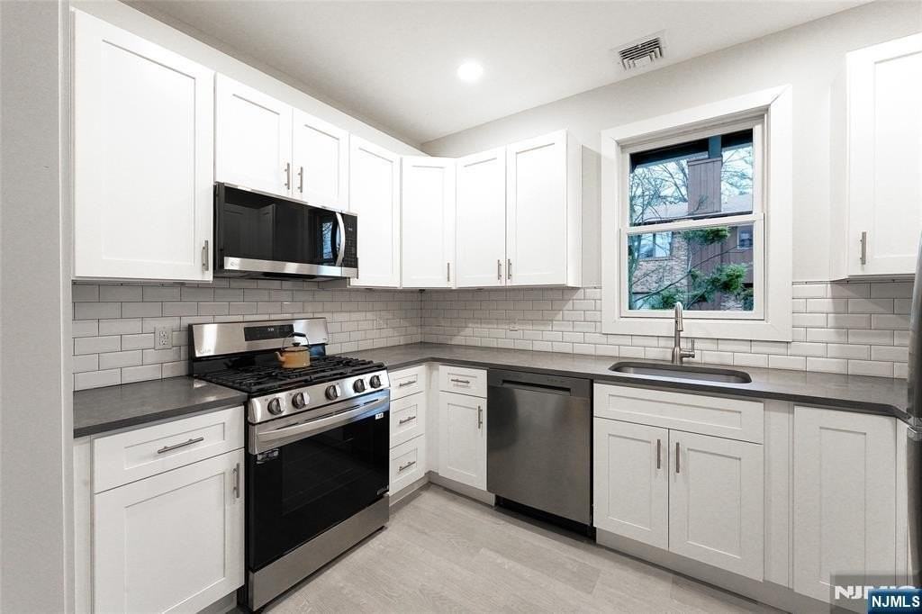 105 E Palisade Ave - Photo 4 of 15