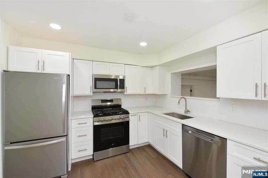 60 Poplar Ave - Photo 3 of 24