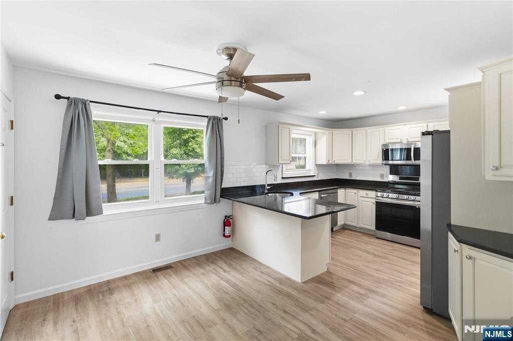 86 N Farview Ave 1st Fl - Photo 5 of 30