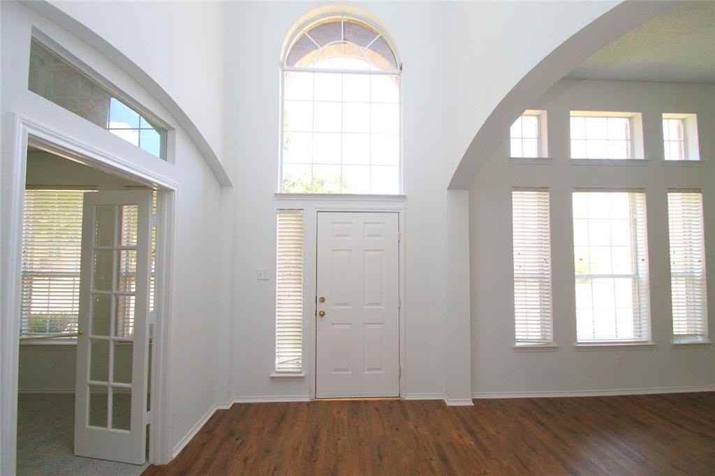 4004 Lakeside Dr - Photo 3 of 28